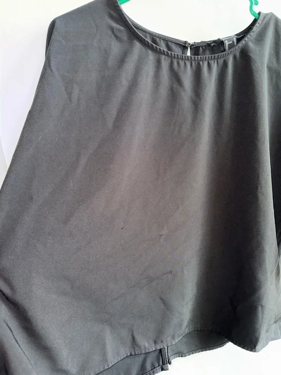 Forever 21 Black Short-Sleeve Round Neck Blouse with Keyhole - Picture 5 of 7